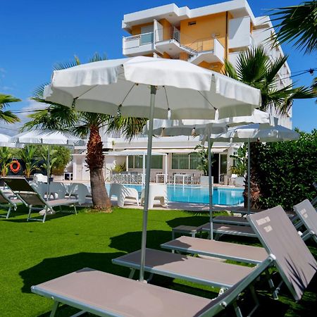 Hotel Belvedere Martinsicuro Bagian luar foto
