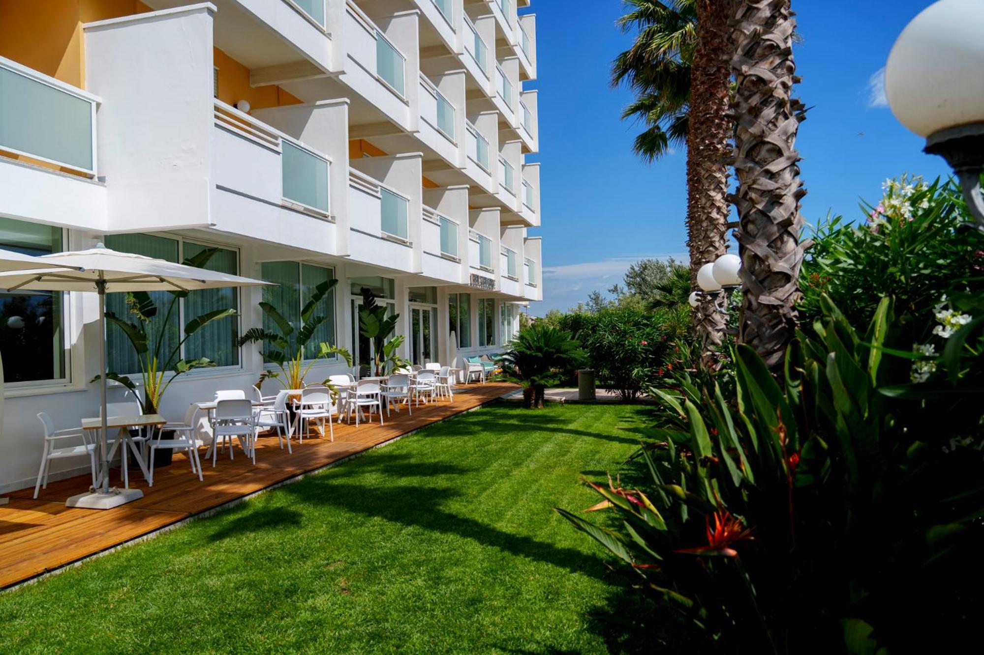 Hotel Belvedere Martinsicuro Bagian luar foto