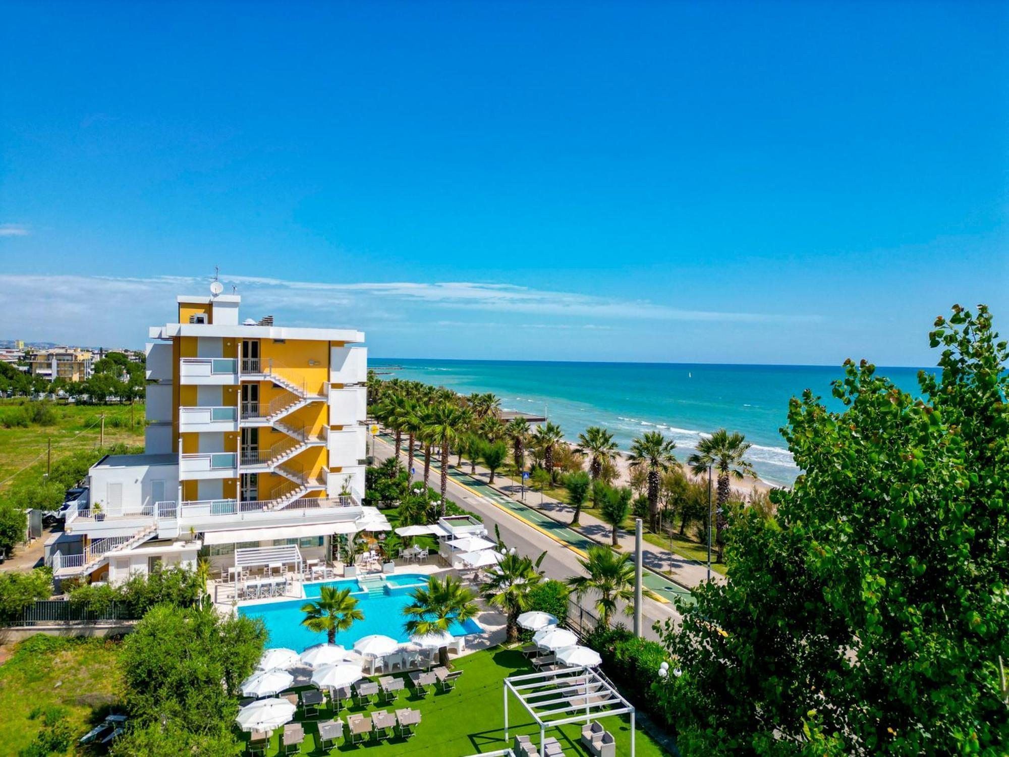 Hotel Belvedere Martinsicuro Bagian luar foto